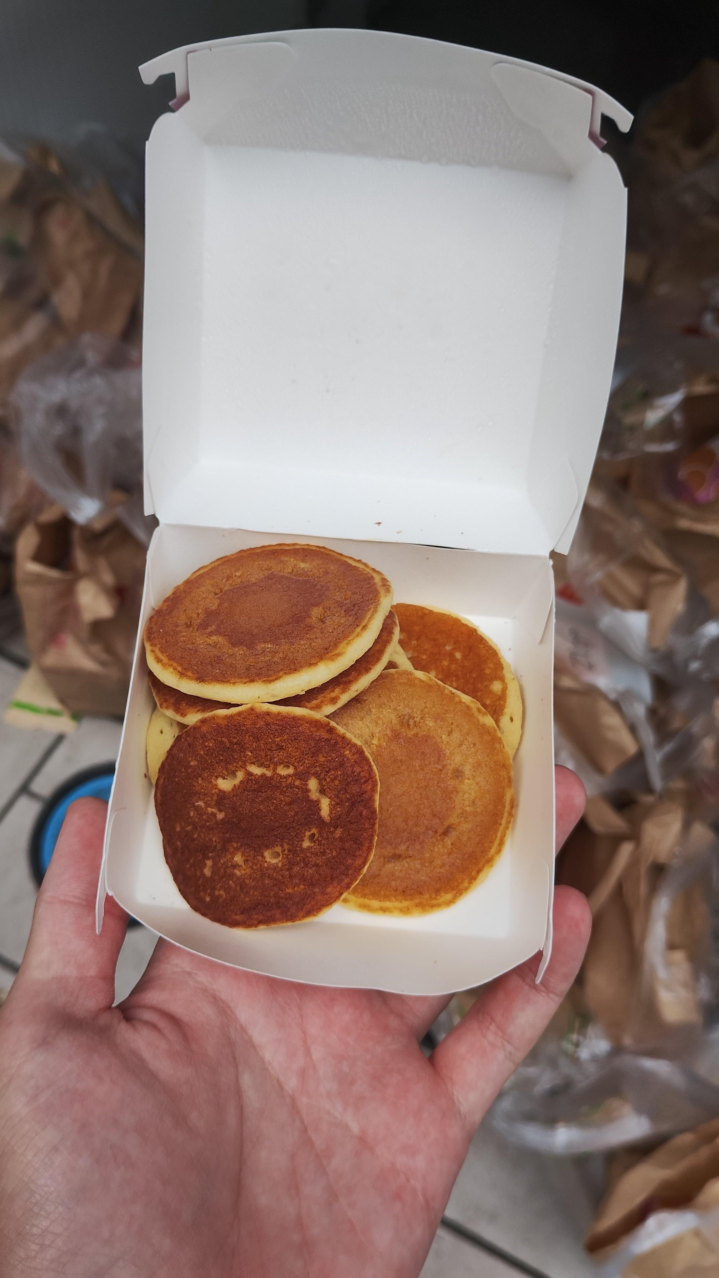 日本麥當勞《寵物小精靈》遊戲卡再爆黃牛亂象,炒家只要玩具不要食物,大量開心樂園兒童餐丟街頭。(互聯網)