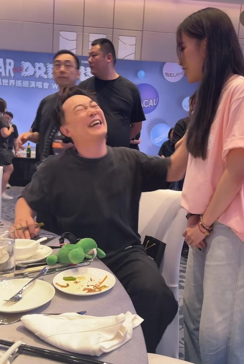 陳奕迅細聽心聲 擁抱陪伴182場演出的舞者