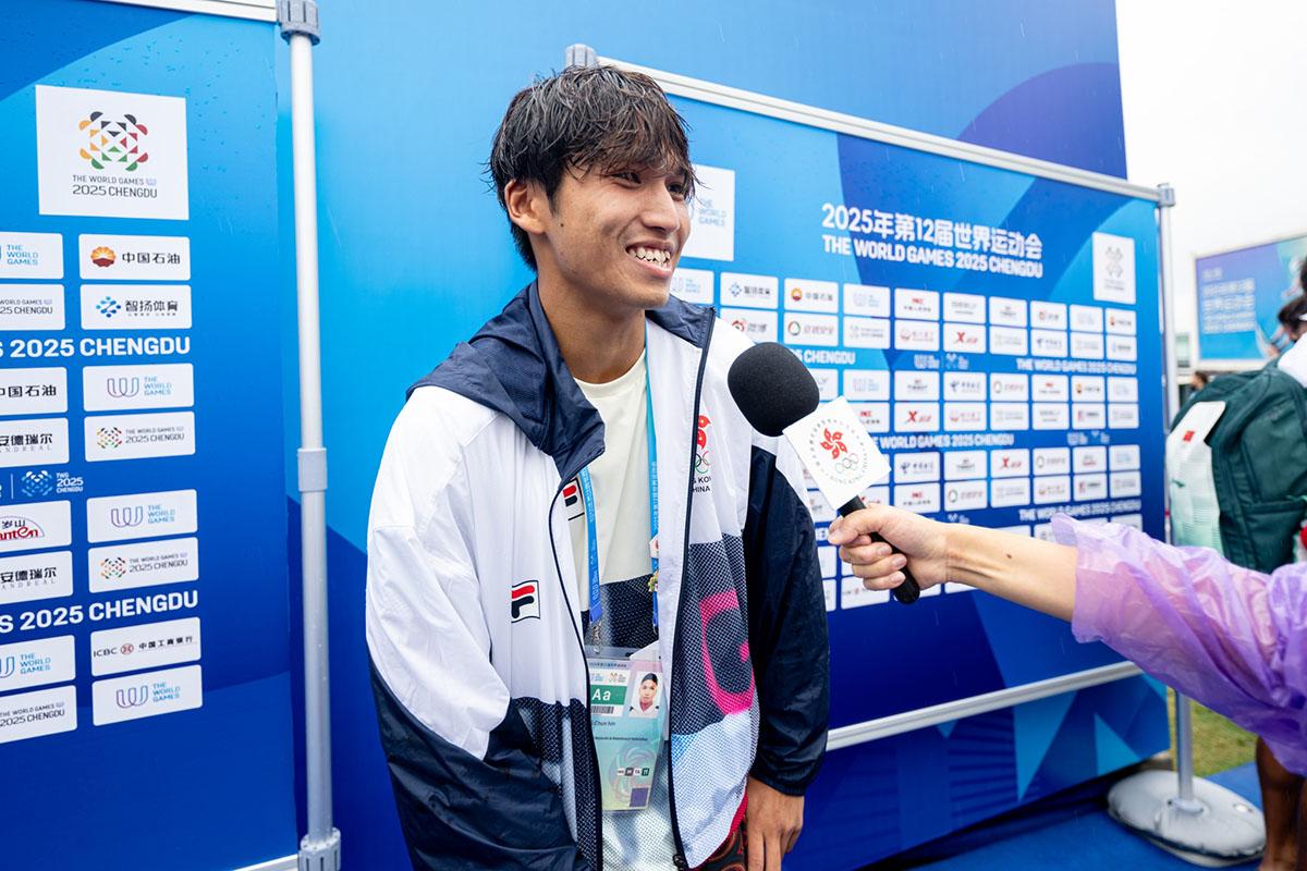 鄭俊軒在奪得銅牌後接受訪問。(相片由港協暨奧委會提供)