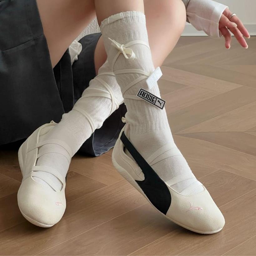 芭蕾舞鞋款的運動鞋,特別之處是鞋帶任意環繞。