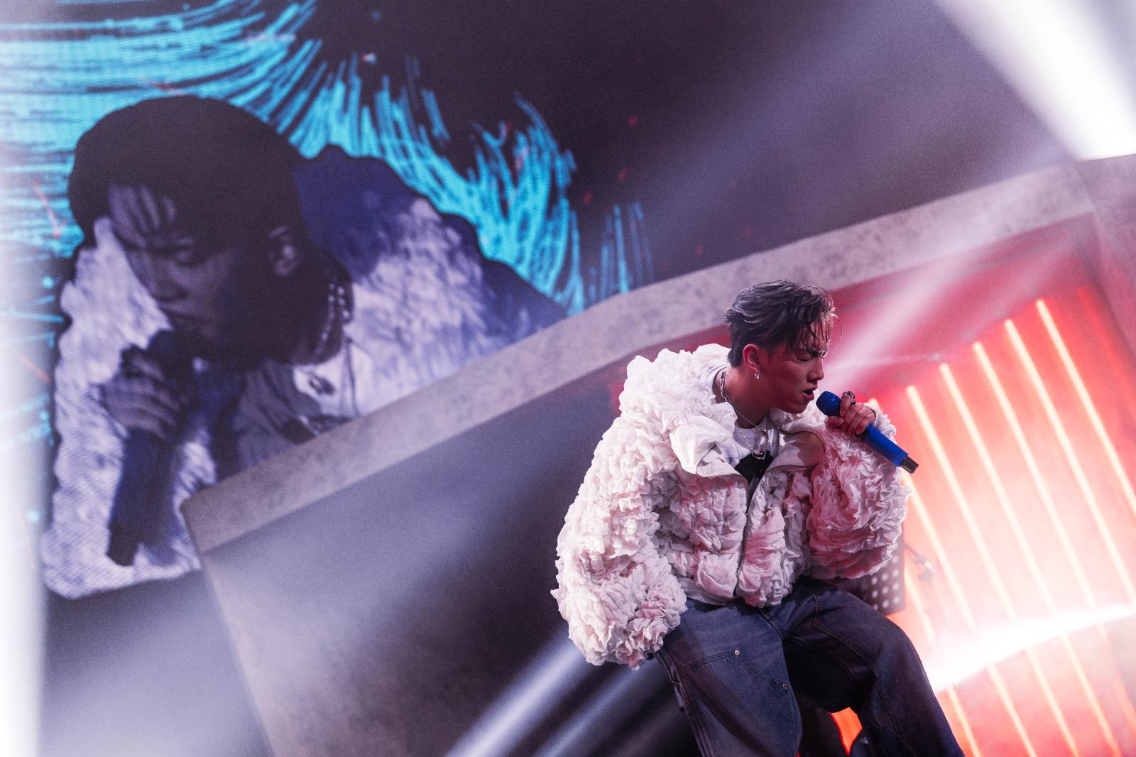 MC張天賦在旺角麥花臣舉行新碟發布音樂會。