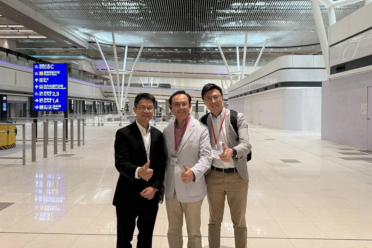 崔定邦(右)讚揚重建後的二號客運大樓比以往光猛。(崔定邦FB)