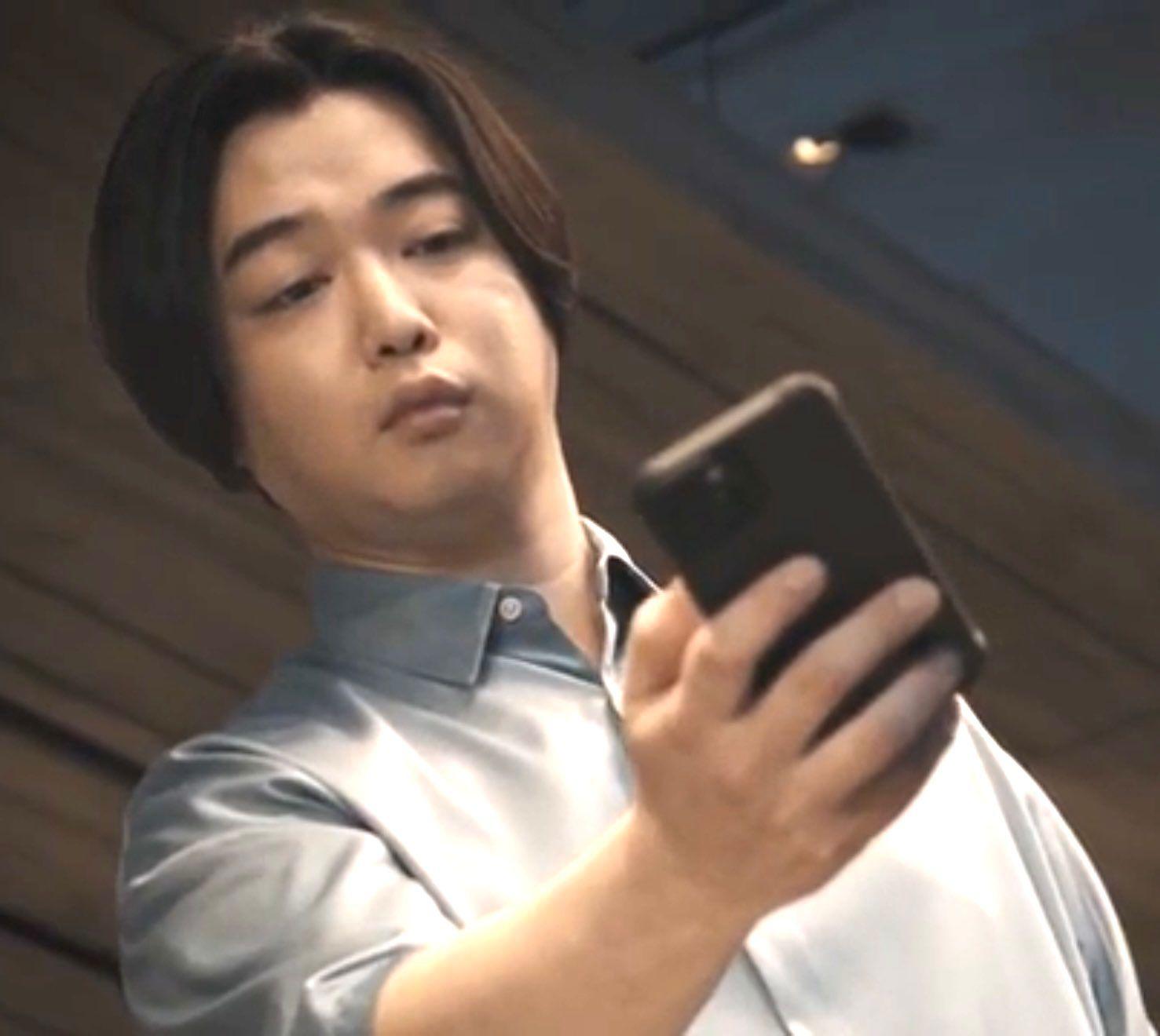 千葉雄大比之前再圓了一大圈,下顎線徹底消失。