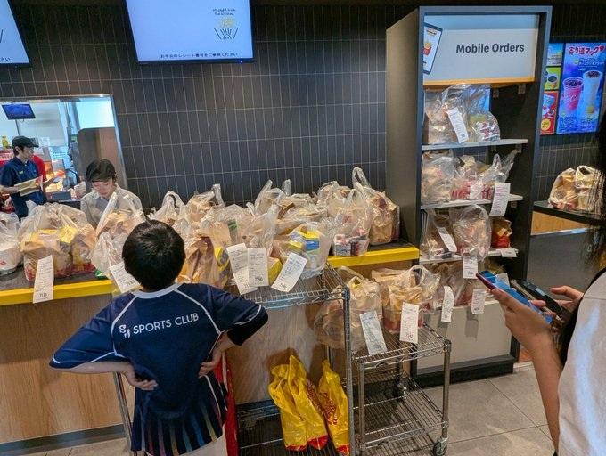 日本麥當勞《寵物小精靈》遊戲卡再爆黃牛亂象,炒家只要玩具不要食物,大量開心樂園兒童餐丟街頭。(互聯網)