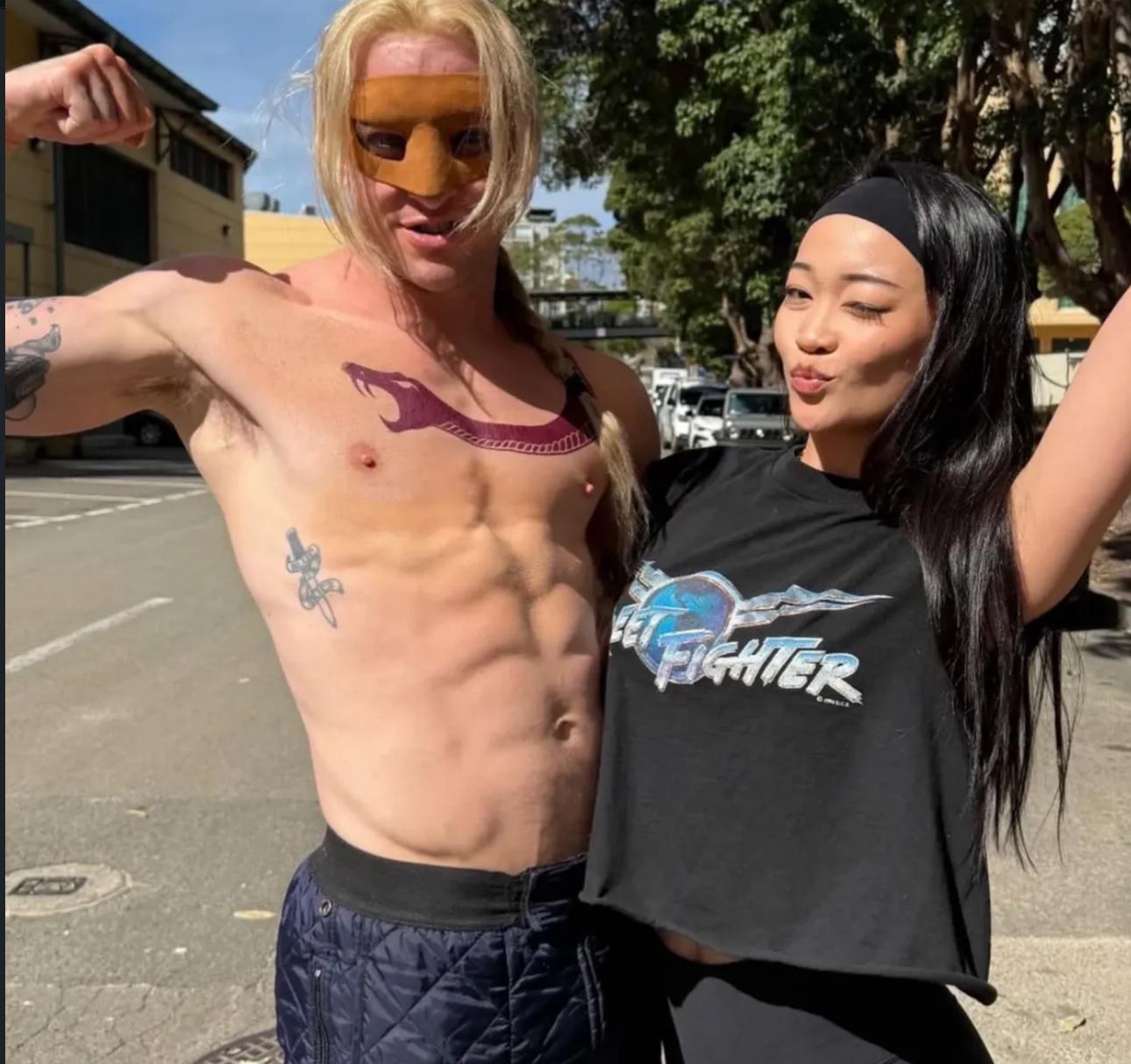 演春麗的Callina Liang穿上「街霸」T恤,旁邊的Orville Peck片中Vega造型先行曝光。