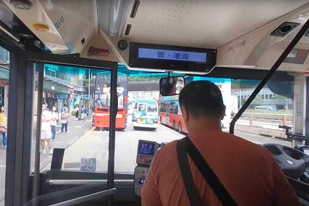 一輛九巴在太子道東溜前,撞到前方一輛涉及另一宗交通意外的九巴。(YouTube頻道「香港小林巴鐵迷KMBSAE」影片截圖)