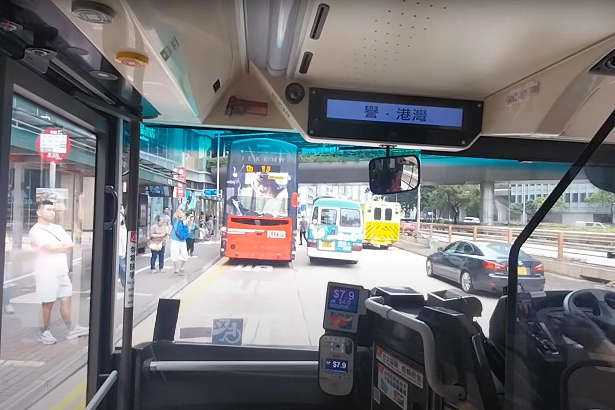 一輛九巴在太子道東溜前,撞到前方一輛涉及另一宗交通意外的九巴。(YouTube頻道「香港小林巴鐵迷KMBSAE」影片截圖)