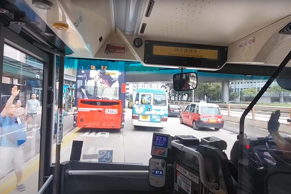 一輛九巴在太子道東溜前,撞到前方一輛涉及另一宗交通意外的九巴。(YouTube頻道「香港小林巴鐵迷KMBSAE」影片截圖)