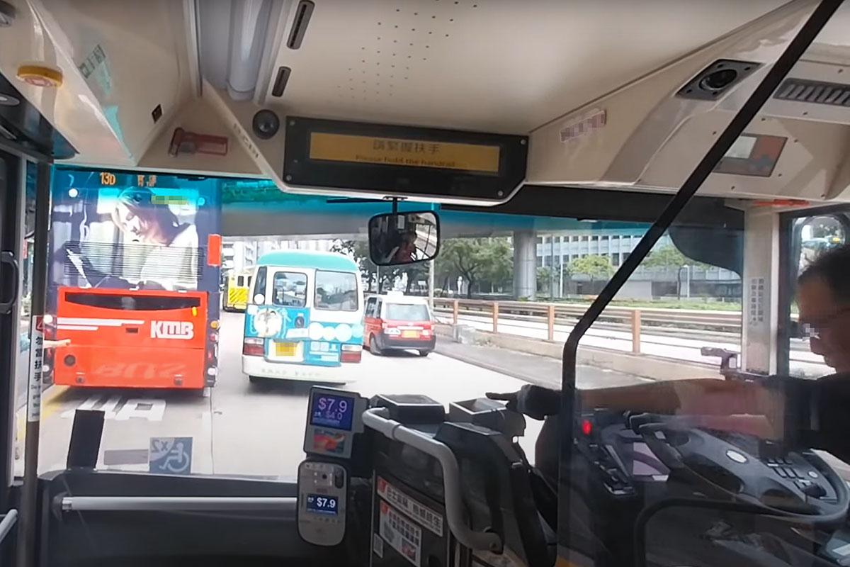 一輛九巴在太子道東溜前,撞到前方一輛涉及另一宗交通意外的九巴。(YouTube頻道「香港小林巴鐵迷KMBSAE」影片截圖)