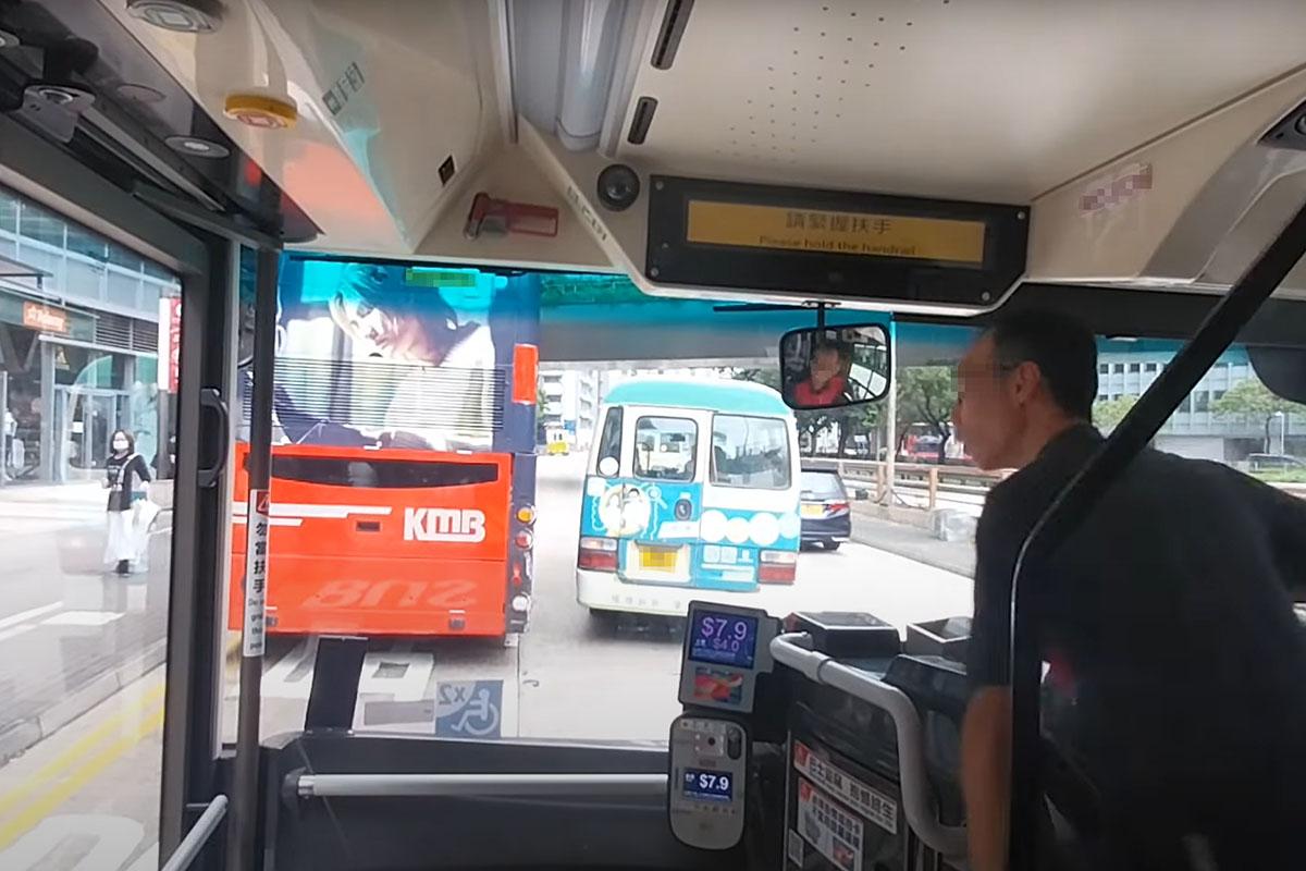 一輛九巴在太子道東溜前,撞到前方一輛涉及另一宗交通意外的九巴。(YouTube頻道「香港小林巴鐵迷KMBSAE」影片截圖)