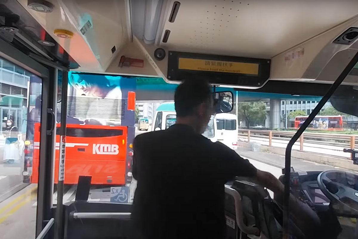 一輛九巴在太子道東溜前,撞到前方一輛涉及另一宗交通意外的九巴。(YouTube頻道「香港小林巴鐵迷KMBSAE」影片截圖)