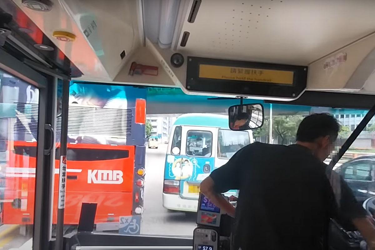 一輛九巴在太子道東溜前,撞到前方一輛涉及另一宗交通意外的九巴。(YouTube頻道「香港小林巴鐵迷KMBSAE」影片截圖)