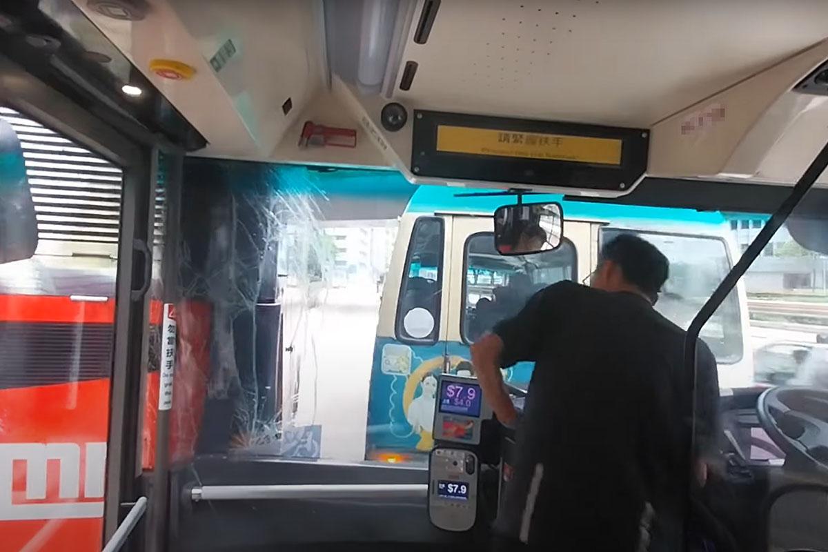 一輛九巴在太子道東溜前,撞到前方一輛涉及另一宗交通意外的九巴。(YouTube頻道「香港小林巴鐵迷KMBSAE」影片截圖)