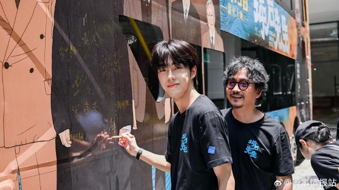 顏秋越近日在內地不同地方宣傳自己有份參演的《坪石先生》。