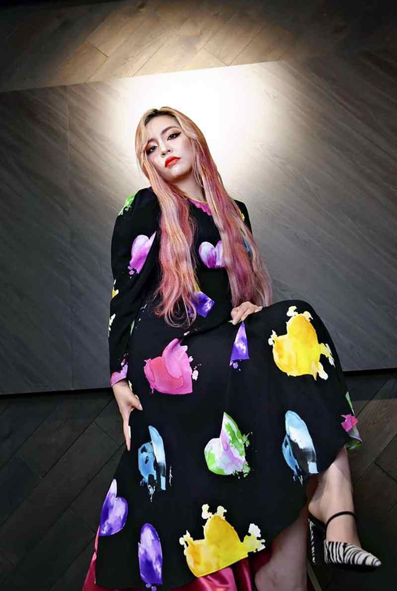 作為時尚界的寵兒,CHANMINA屢獲Chanel、Versace、Diesel等品牌的青睞,成為品牌大使,並頻頻登上時尚雜誌封面。