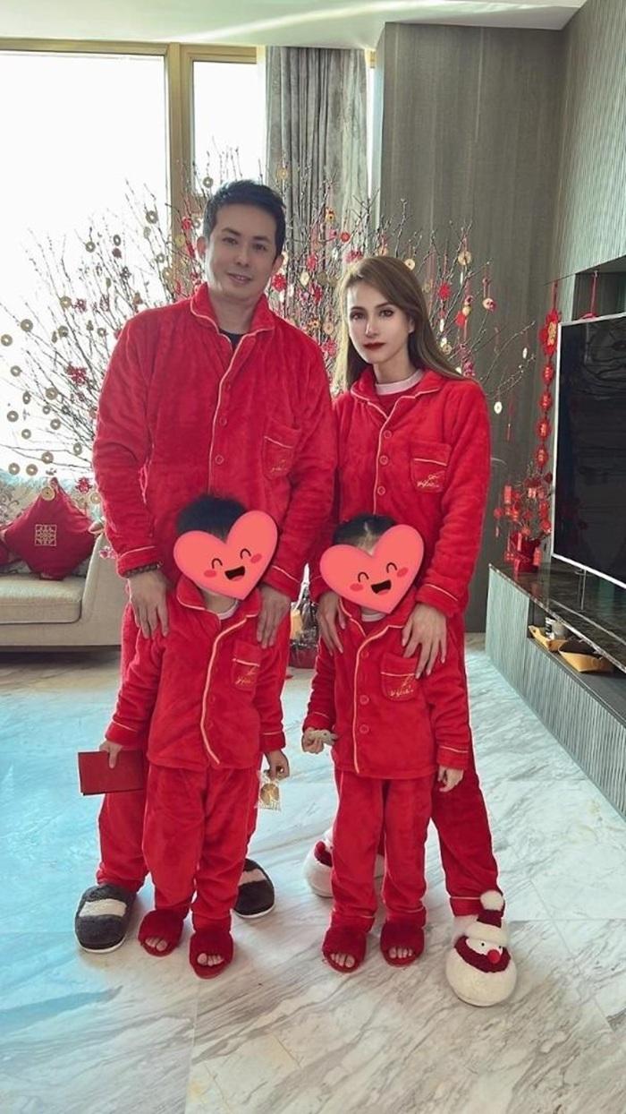 夫妻感情要好,經常晒幸福照。