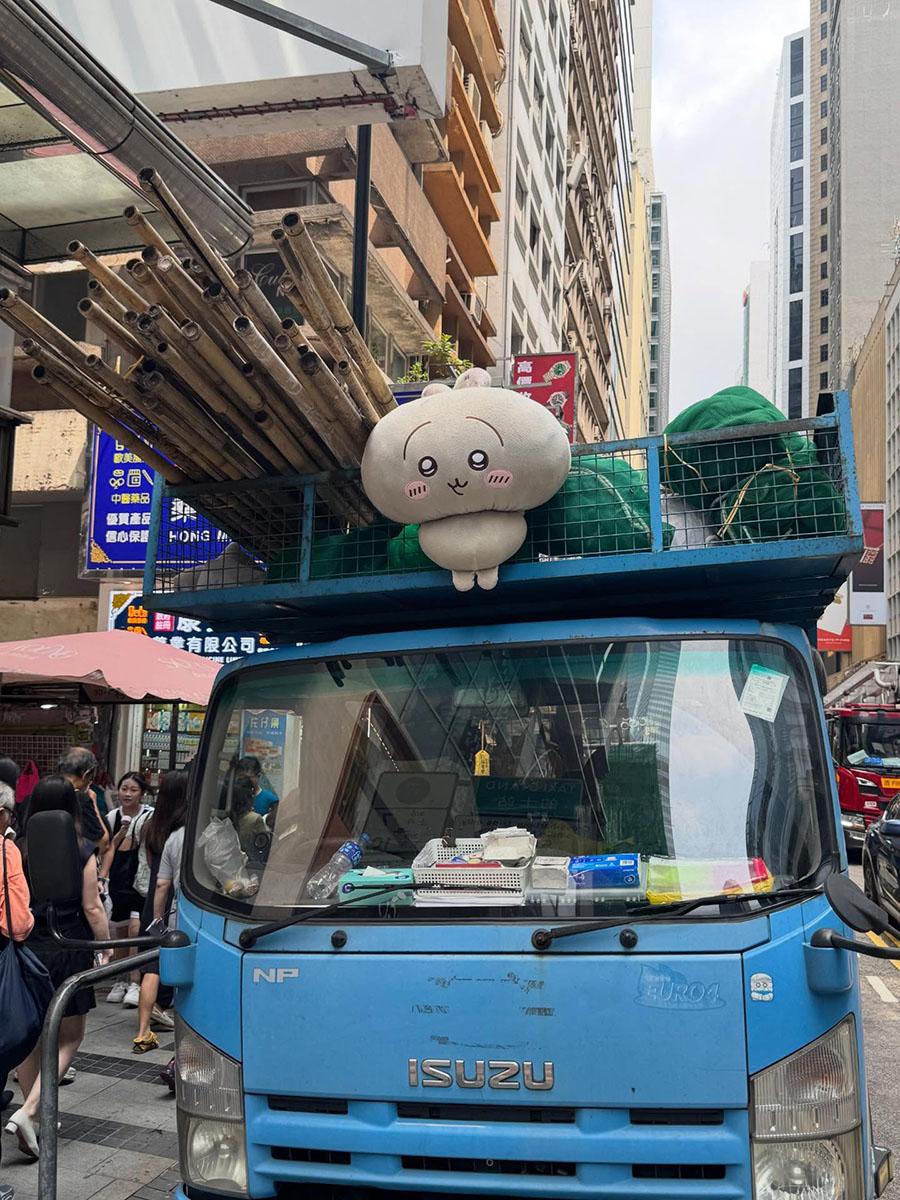 有網民遇上車頭放有Chiikawa大型公仔的貨車。(網民cyrus981001@Threads)