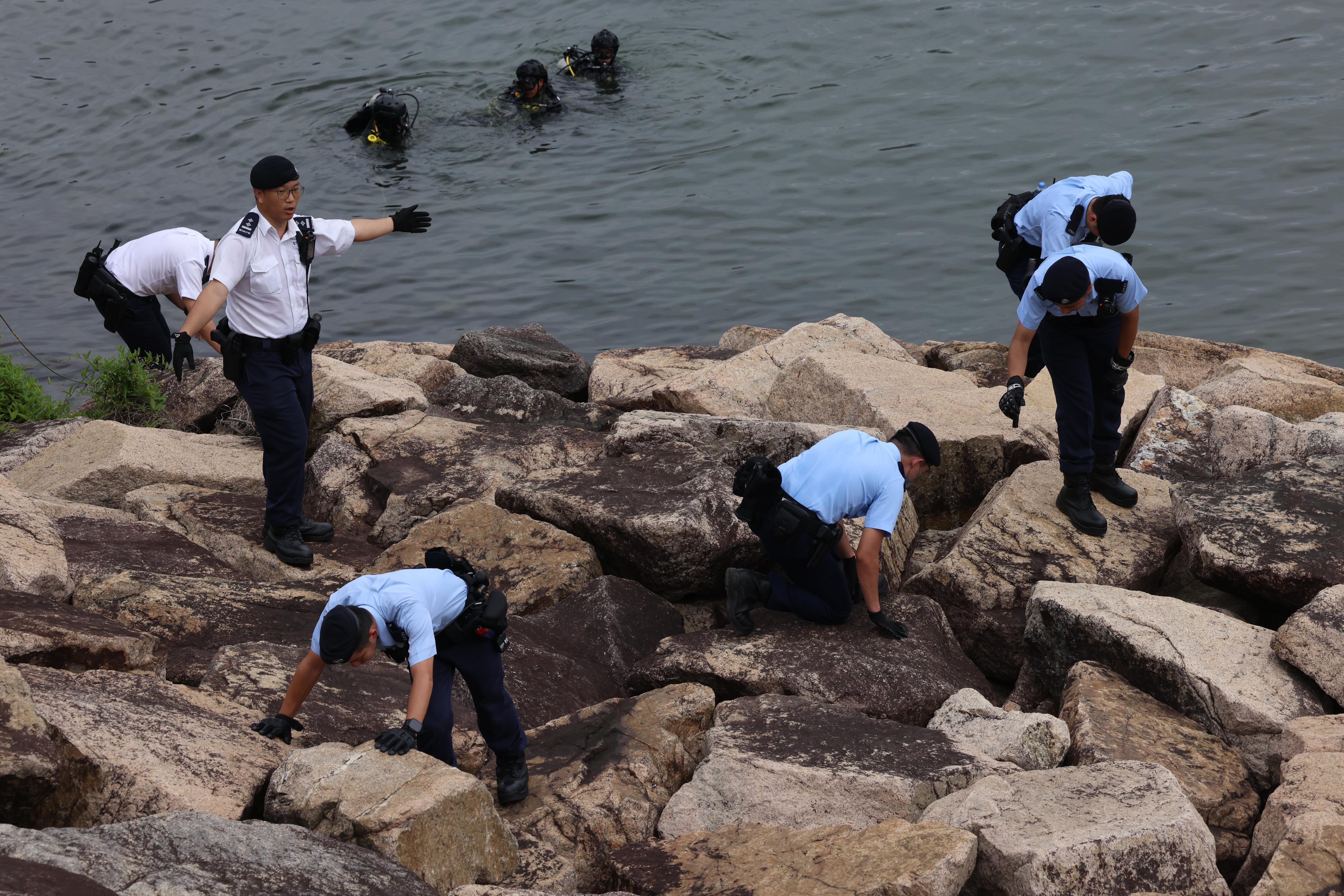 亦園路謀殺案,疑犯被押到荃灣麗城花園對開海濱,飛虎水鬼隊及機動部隊搜索證物,檢獲兩把利刀懷疑與案有關。
