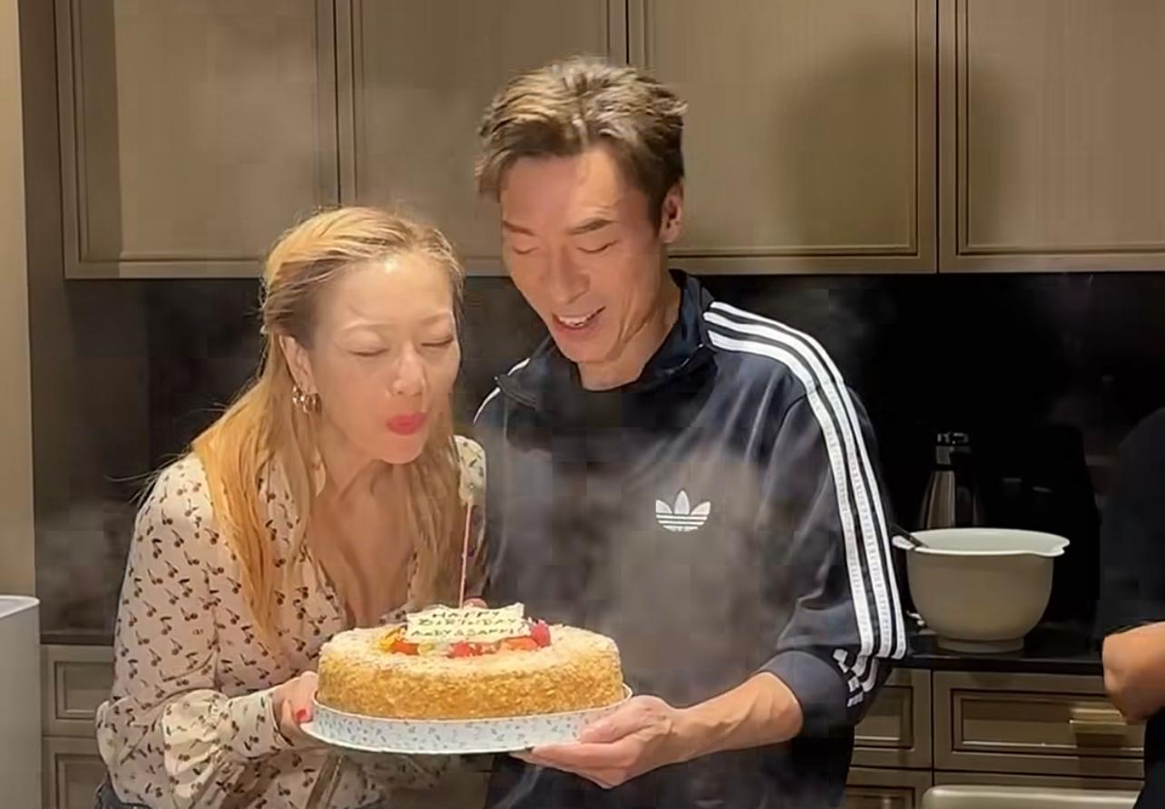 Sammi和許志安一起吹蠟燭。