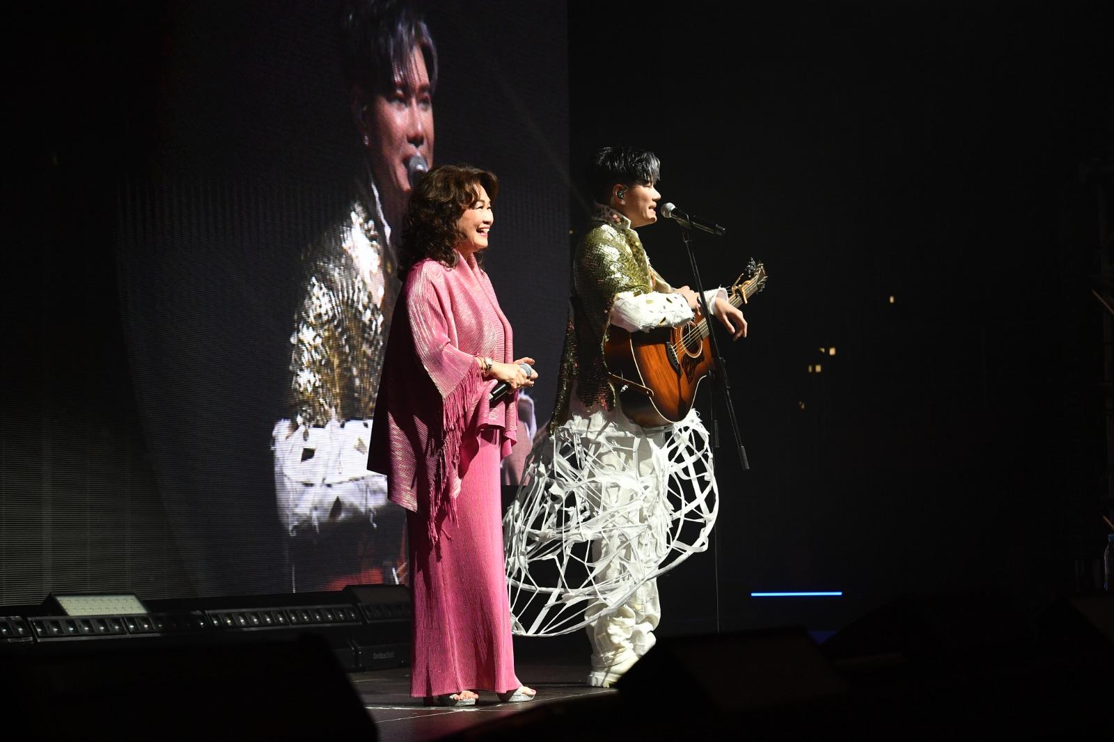 張興辰台上獻唱為媽媽所作的《時間請你走慢一些》,感動全場。