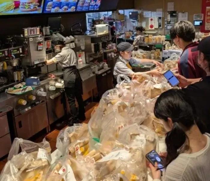 日本麥當勞《寵物小精靈》遊戲卡再爆黃牛亂象,炒家只要玩具不要食物,大量開心樂園兒童餐丟街頭。(互聯網)