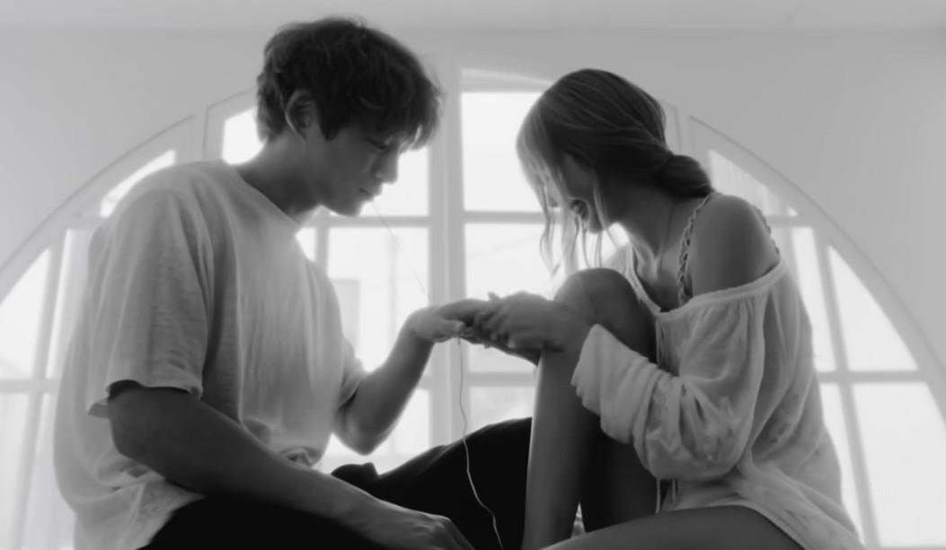 Lisa@BLACKPINK 坂口健太郎微電影MV出爐 願做湖映照你的美