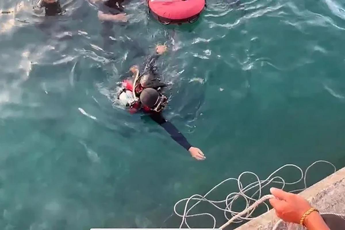 海巡人員落水協助將電單車拉回上岸。(海巡署圖片)