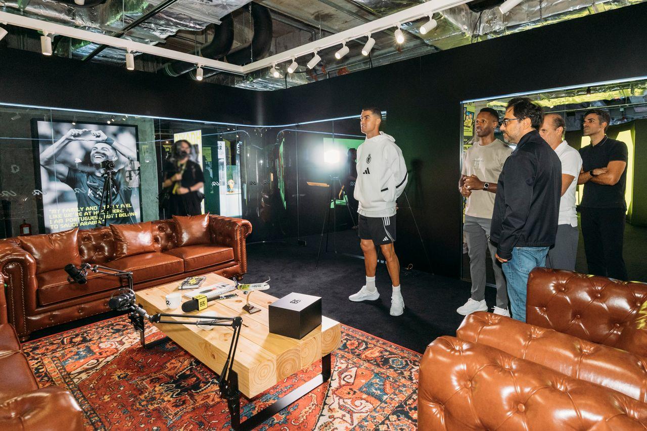 沙特超級盃|C朗前往K11的CR7 Life Museum Hong Kong展館參觀。(大會提供)