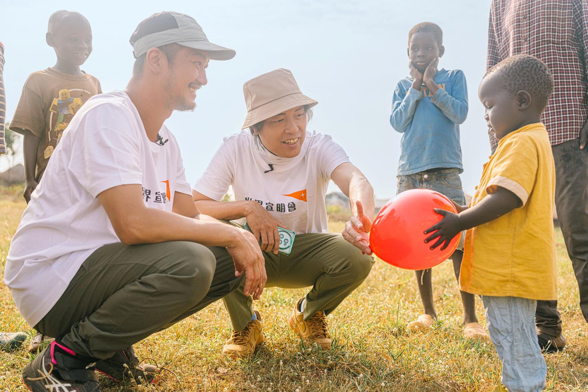 吳浩康與陳思捷以音樂及遊戲,與單親媽媽Rose一家的孩子破冰。