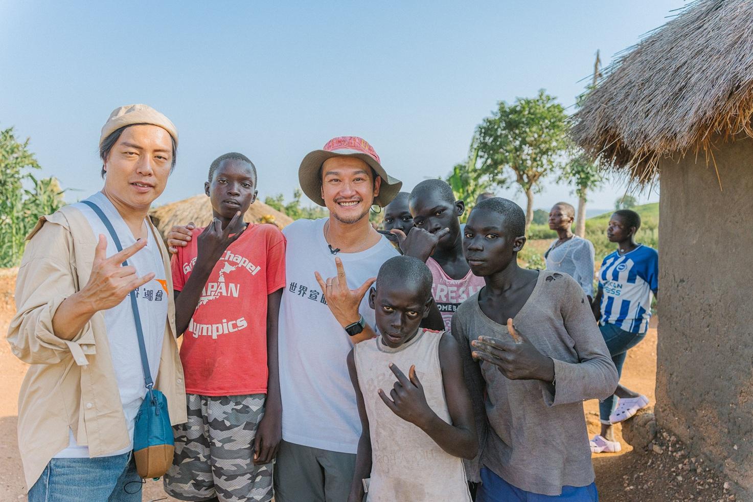 吳浩康和陳思捷於小記者Job的社區裡與難民孩子合照。