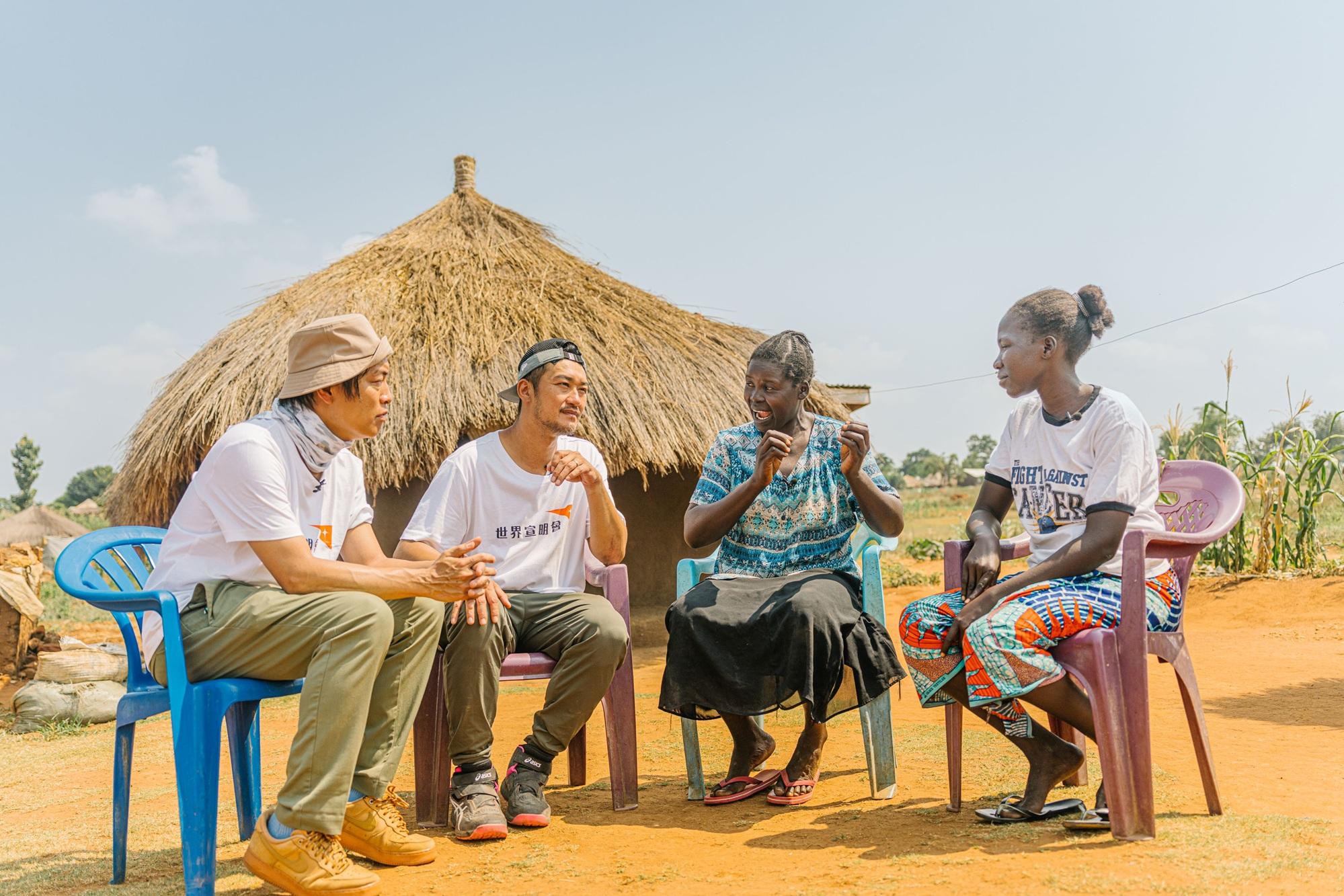 吳浩康與陳思捷、 Rose 及她的好友 Lilian交流生活點滴。