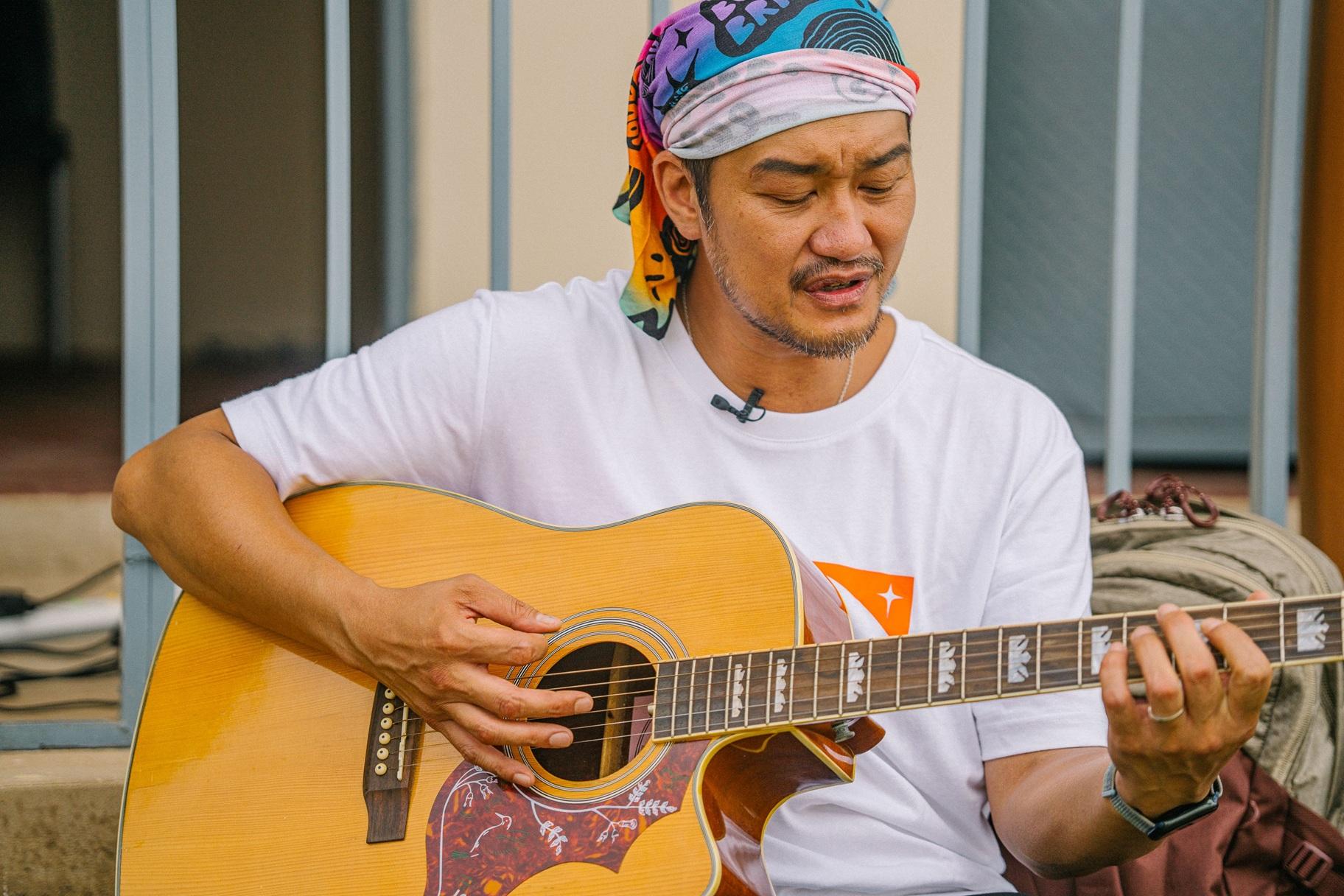 吳浩康與陳思捷與當地團體演出前專注綵排準備。