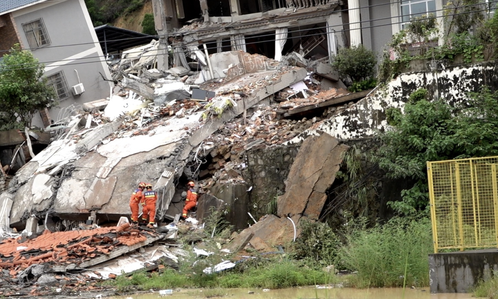廣州市白雲區大源街頤雅苑附近發生山體滑坡,數棟房屋垮塌(央視圖片)
