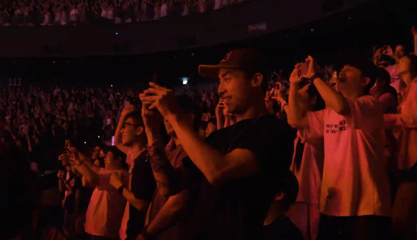 AK專誠往澳門看Eason演唱會,睇得非常投入。