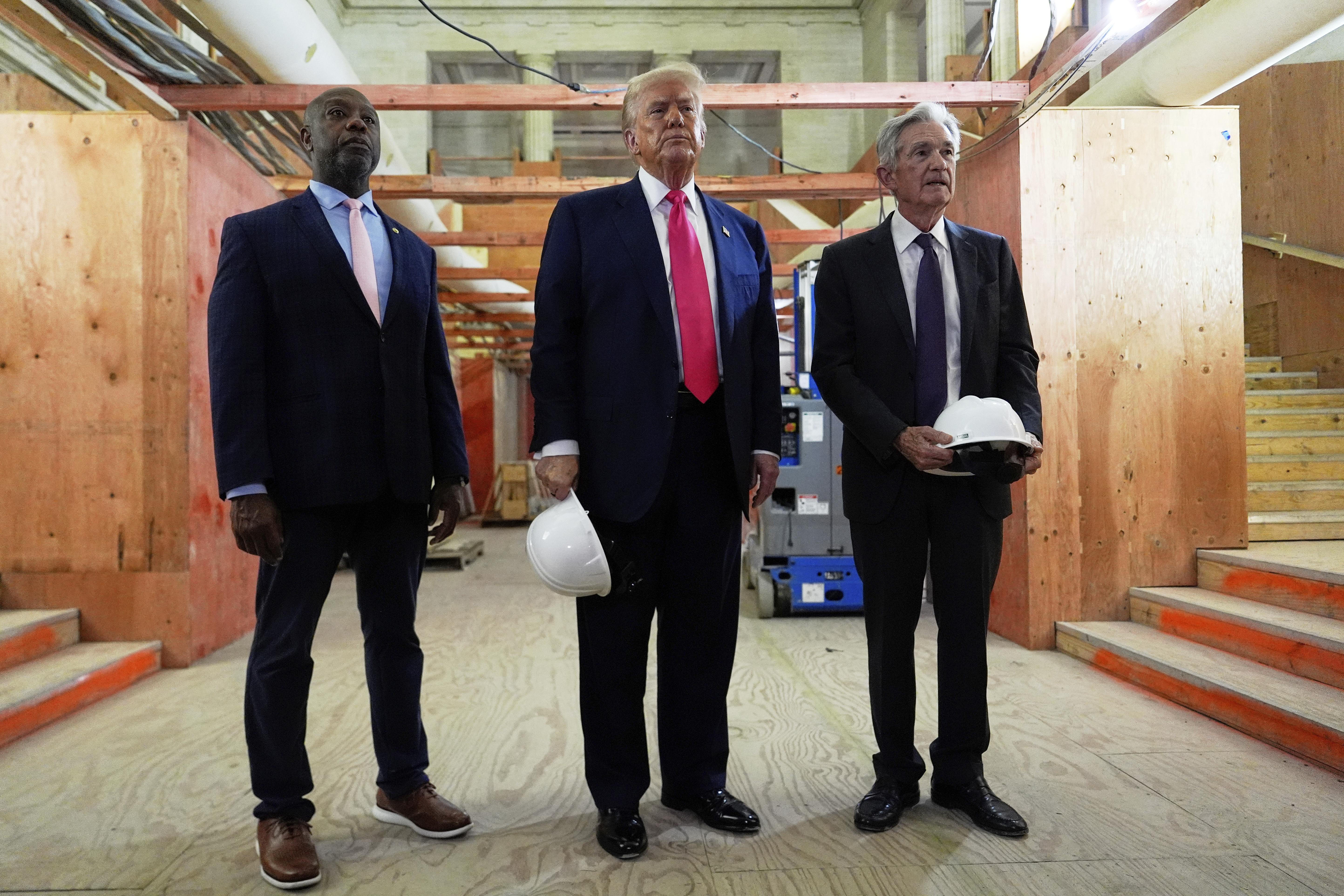 特朗普上月視察儲局翻新工程,並與鮑威爾爆發「口水戰」。(AP)