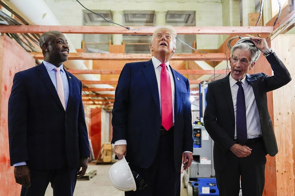 特朗普上月視察儲局翻新工程,並與鮑威爾爆發「口水戰」。(AP)