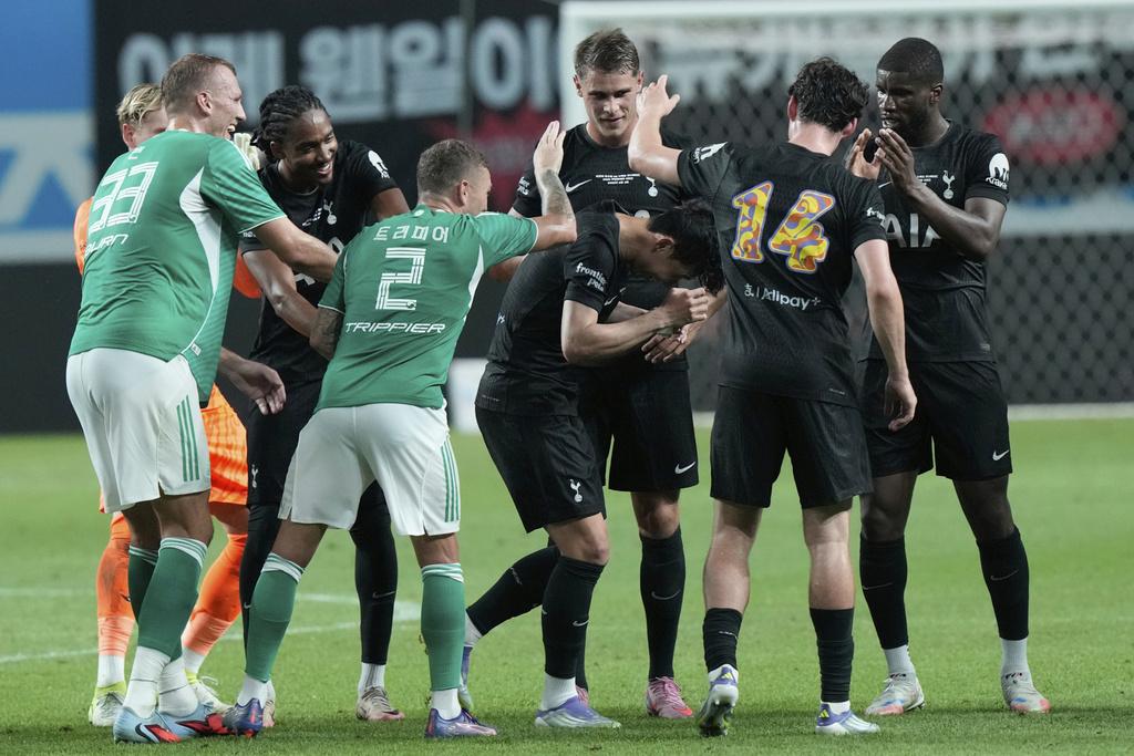 孫興民昨晚在告別戰最後一次披上熱刺球衣後,將轉投美職洛杉磯FC。(美聯社)