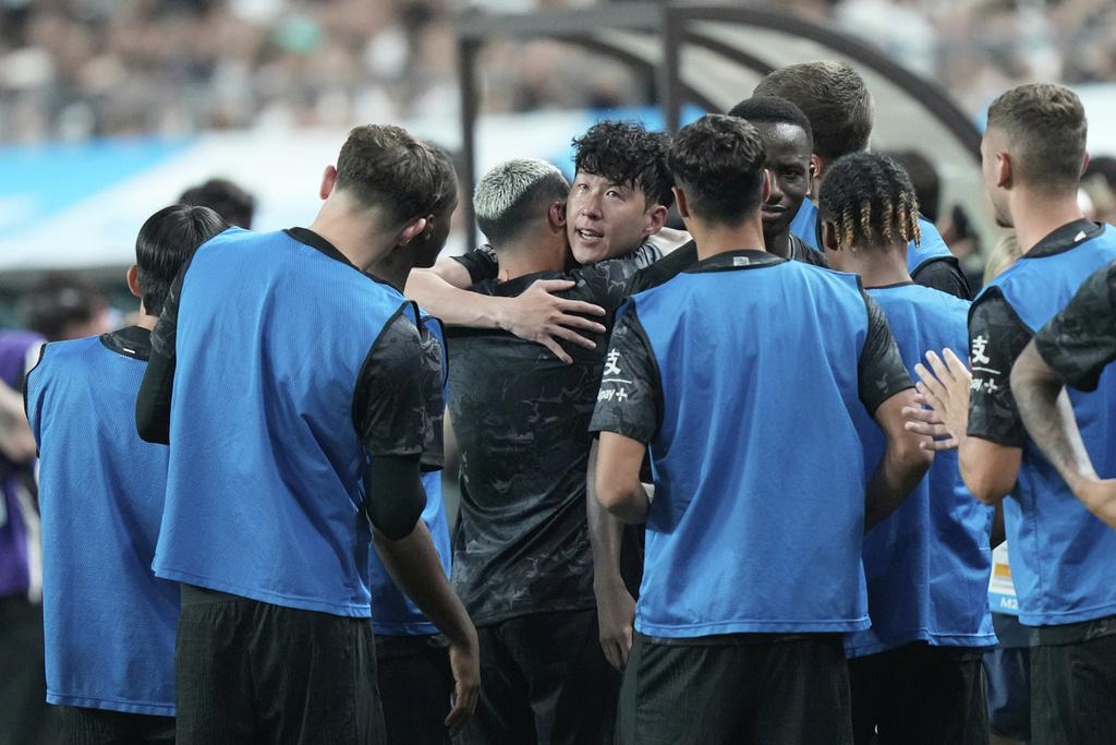 孫興民昨晚在告別戰最後一次披上熱刺球衣後,將轉投美職洛杉磯FC。(美聯社)