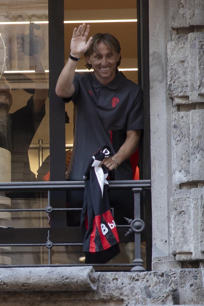 前金球獎得主莫迪歷(Luka Modric)獲AC米蘭球迷歡迎。(美聯社)