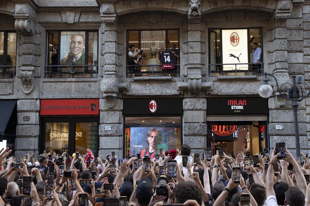 前金球獎得主莫迪歷(Luka Modric)獲AC米蘭球迷歡迎。(美聯社)