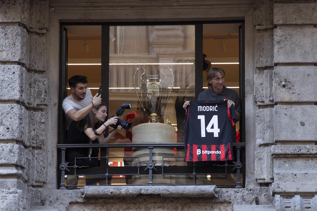 前金球獎得主莫迪歷(Luka Modric)獲AC米蘭球迷歡迎。(美聯社)