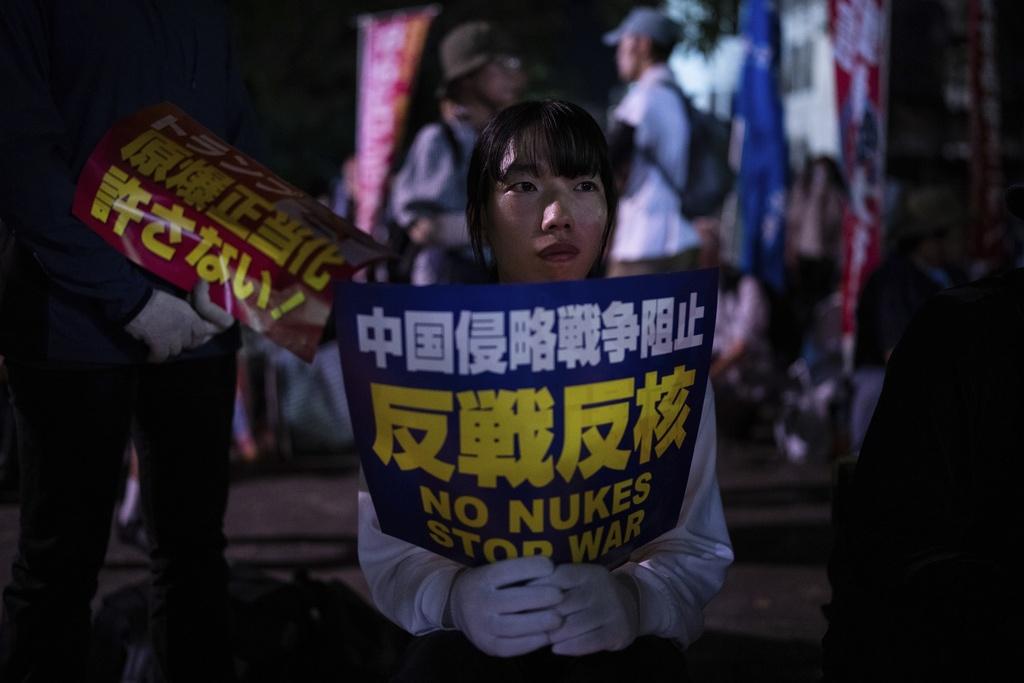 在廣島的紀念會場附近有示威。(美聯社)