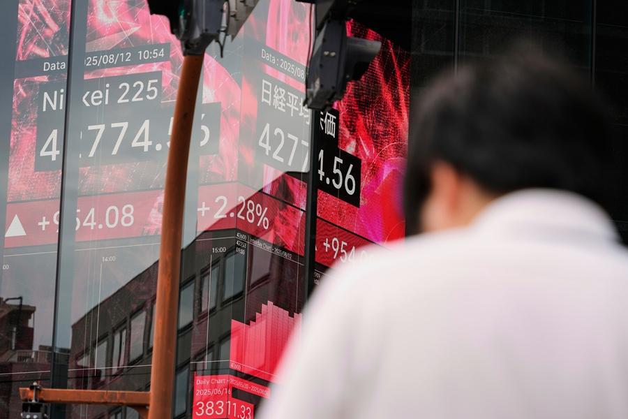 亞太股市強勢上攻,日台股市同創歷史新高。(AP)