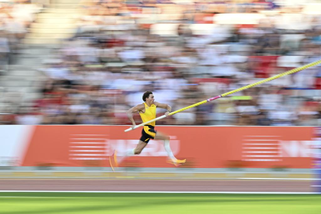 杜彭迪斯在匈牙利打破撐桿跳世界紀錄。(美聯社)