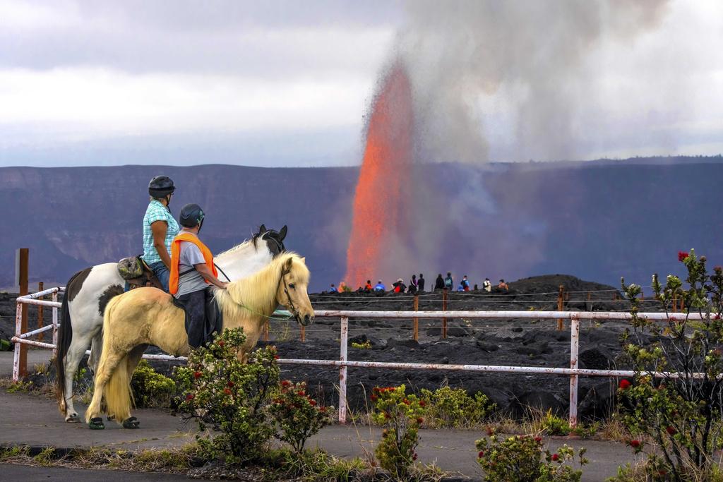 夏威夷幾勞亞火山今年3月噴出熔岩噴泉,遊客近距離觀賞。(資料圖片)