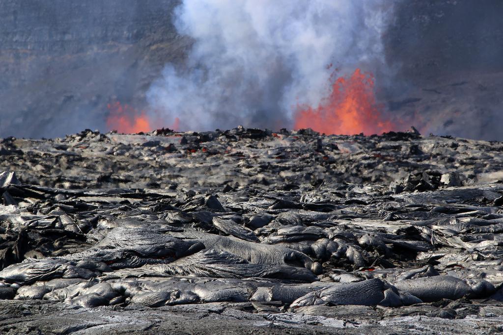 夏威夷幾勞亞火山今年2月4日兩處火山口噴出熔岩。(資料圖片)