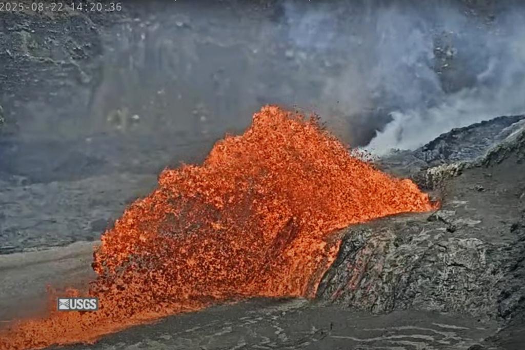 夏威夷幾勞亞火山(Kilauea)上周五起再度噴發,形成30米高的熔岩噴泉。(美聯社)