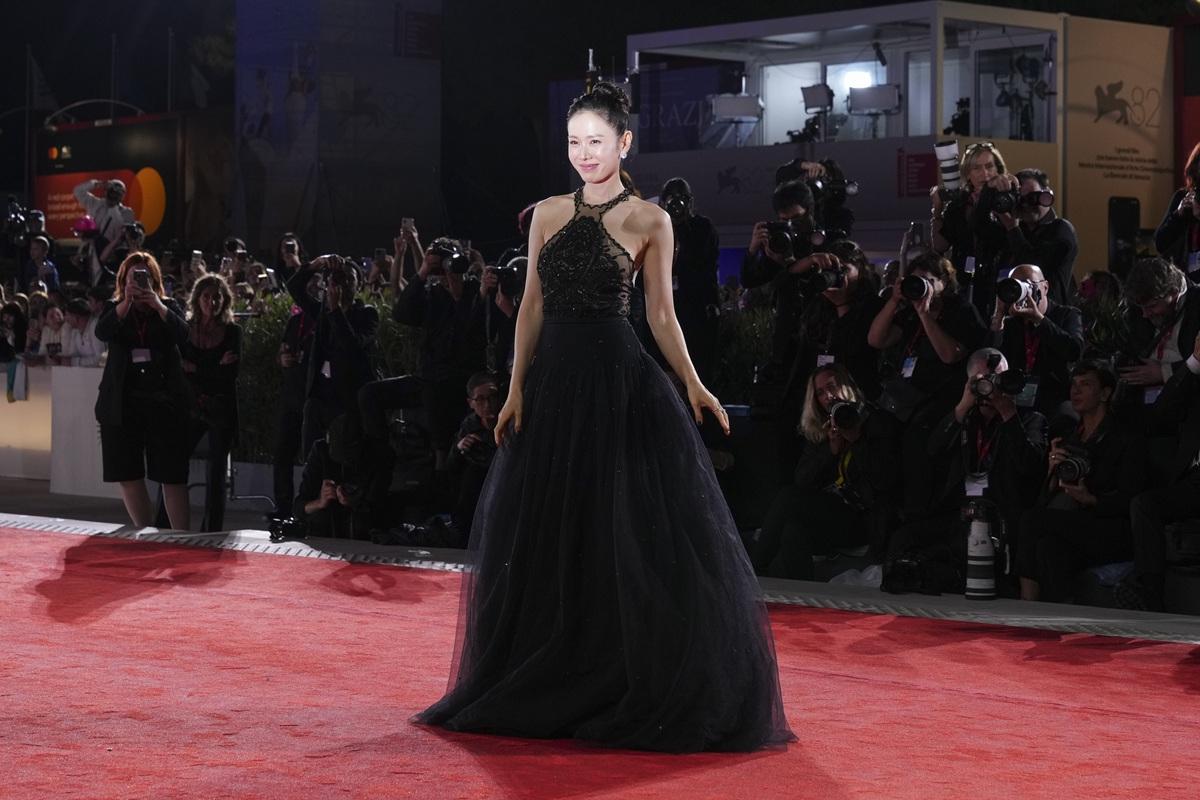 首戰威尼斯影展的孫藝真著得超靚。