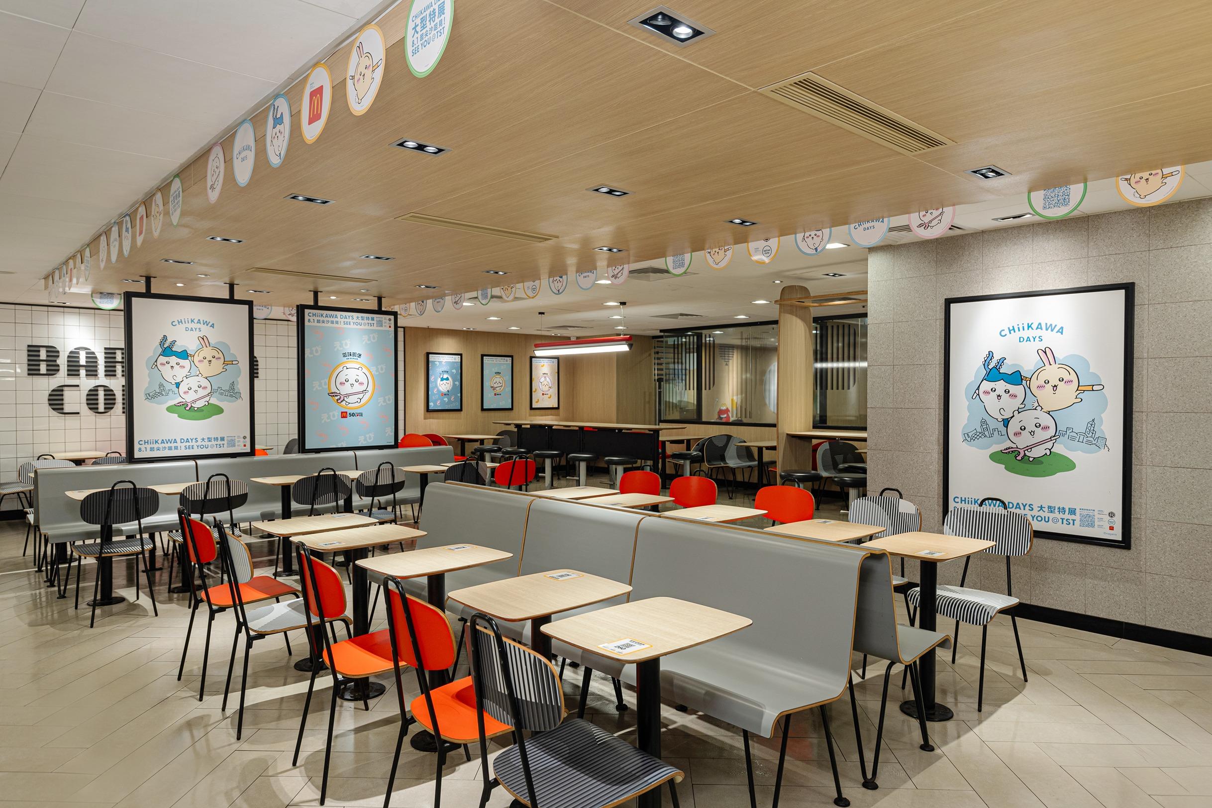 德福廣場主題店由入口、點餐櫃檯到用餐區均佈滿琳瑯滿目的「CHIIKAWA DAYS」大型特展旗海裝飾以及大型角色紙牌