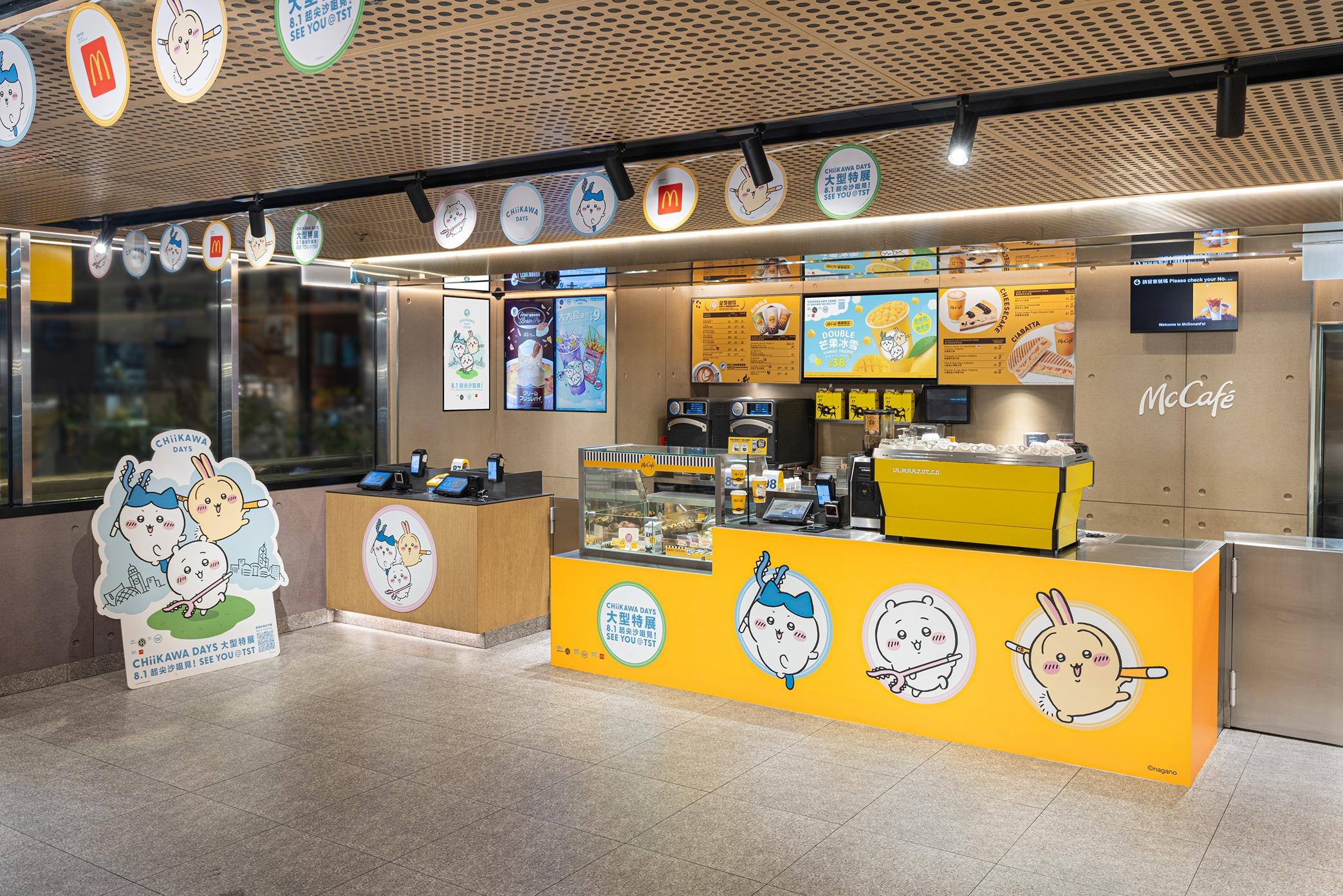 銅鑼灣怡和街主題店除了旗海裝飾、玻璃櫥窗裝飾、巨型角色紙牌外,更設有打卡牆以及海報掛畫